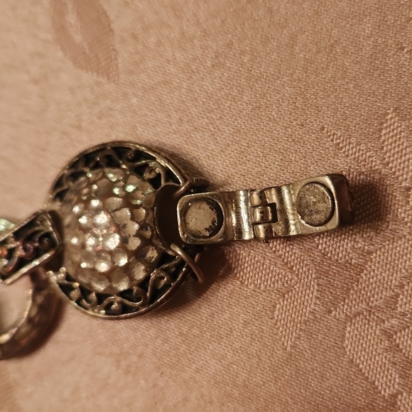 Vintage scrolled trimmed hammered circle links magnetic bracelet - Picture 3 of 5